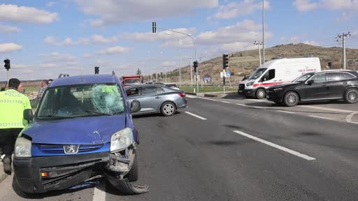 Hafif ticari araç, kırmızı ışıkta bekleyen motosiklete çarptı: 2 yaralı
