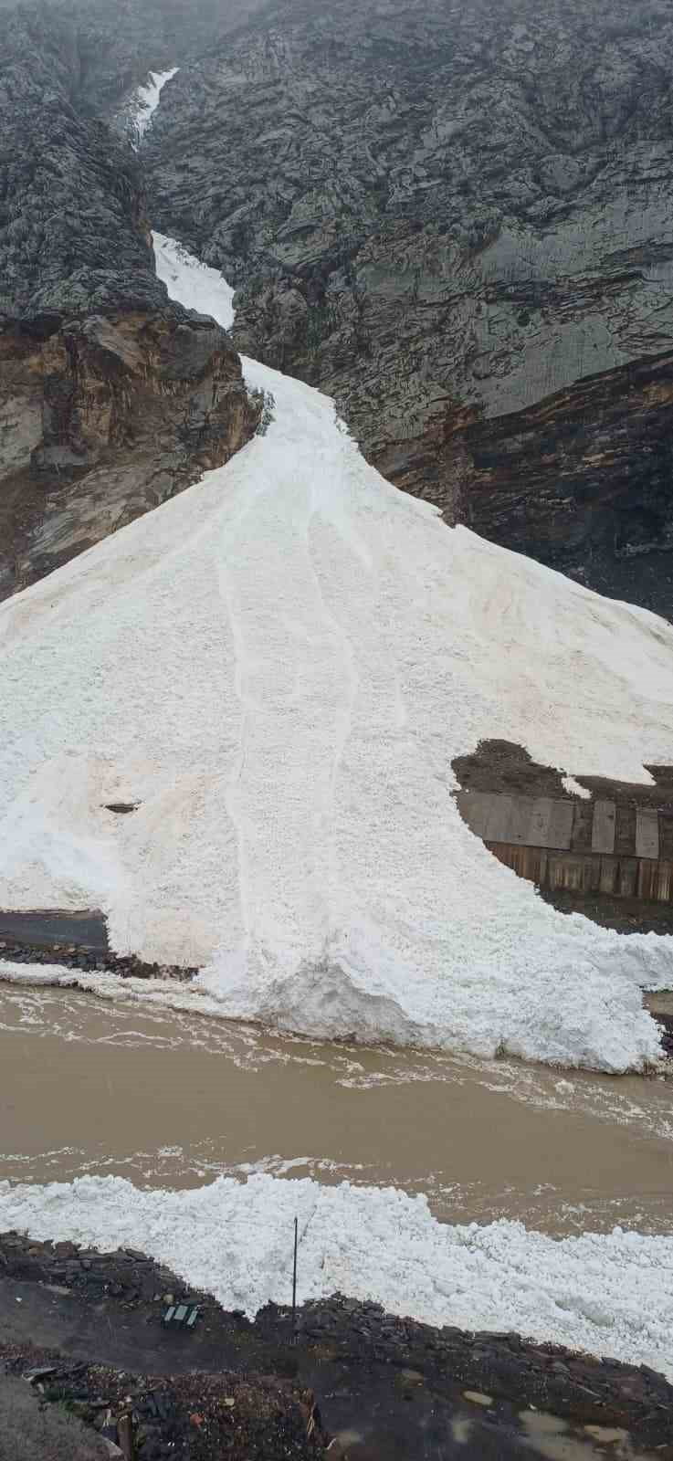 HAKKÂRİ'DE ÜÇ GÜNDÜR ETKİLİ OLAN KARLA KARIŞIK YAĞIŞ, 3 BİN 857 RAKIMLI SÜMBÜL DAĞI'NDA BÜYÜK BİR...