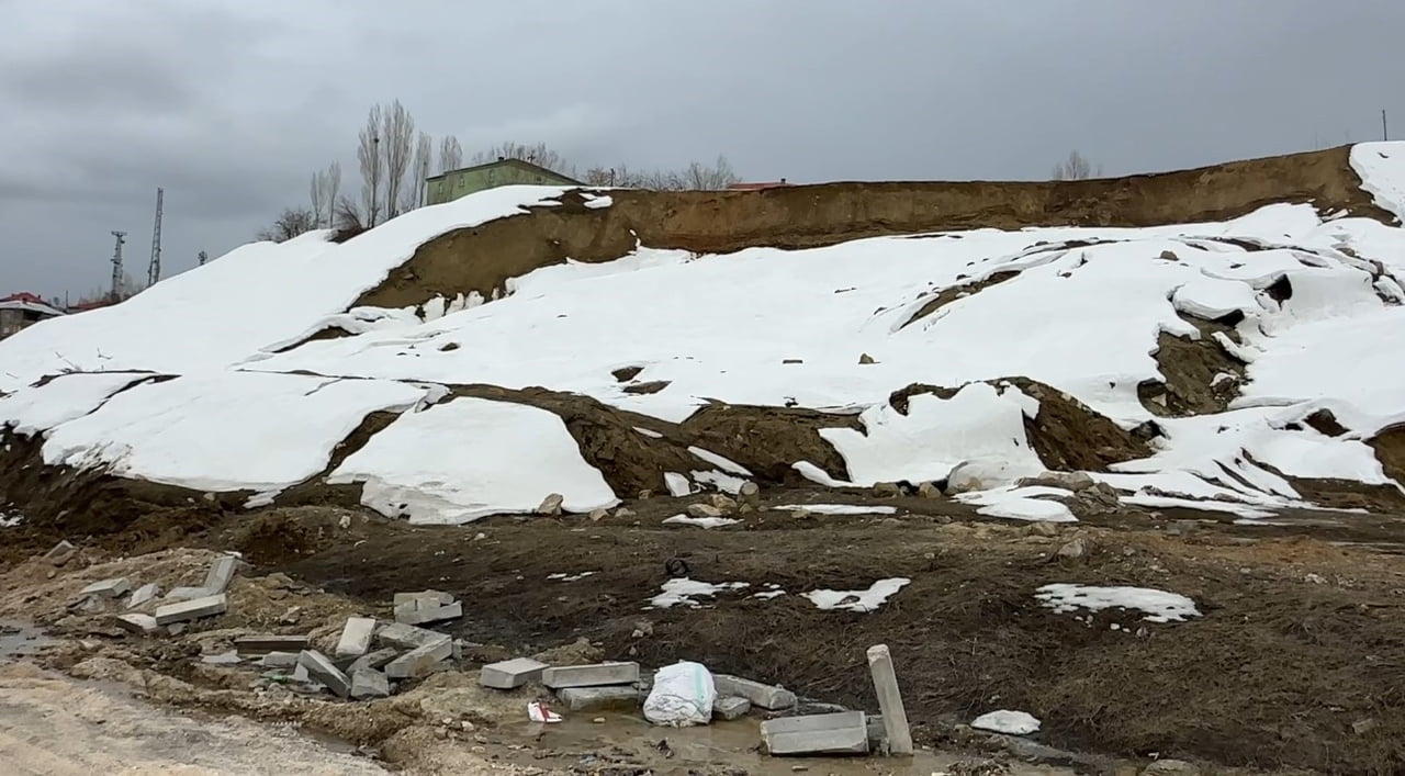 HAKKARİ'NİN YÜKSEKOVA İLÇESİNDE HEYELANIN DÜŞTÜĞÜ PİZOK YOLUNDA ÇALIŞMALAR DEVAM...