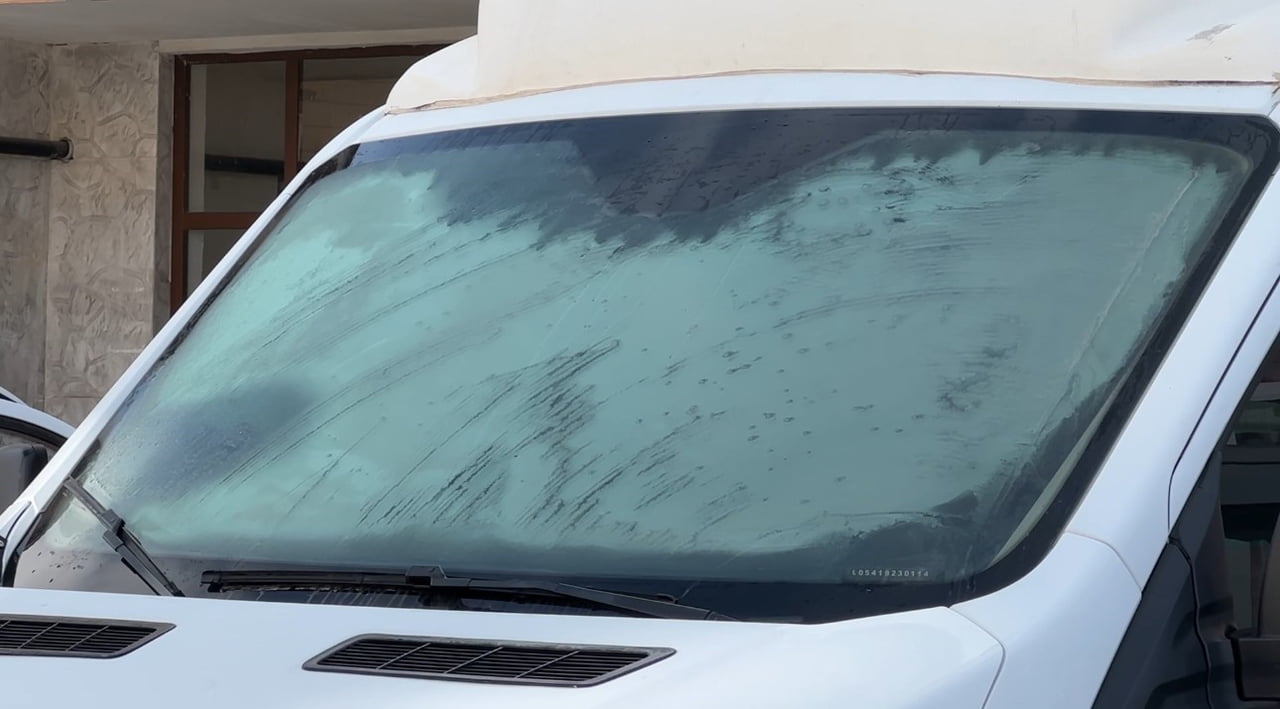 HAKKARİ'NİN YÜKSEKOVA İLÇESİNDE NİSAN AYINA RAĞMEN ETKİSİNİ SÜRDÜREN DONDURUCU HAVA NEDENİYLE ARAÇ...