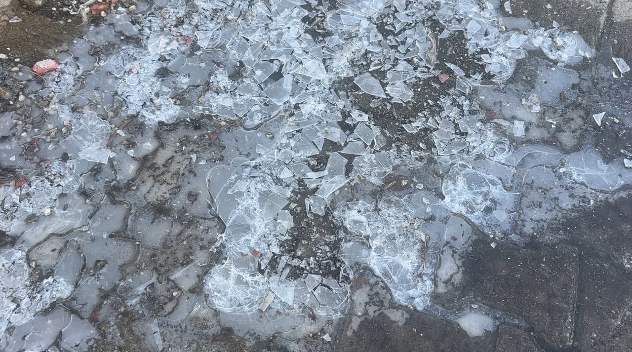 HAKKARİ'NİN YÜKSEKOVA İLÇESİNDE NİSAN AYINA RAĞMEN ETKİSİNİ SÜRDÜREN DONDURUCU HAVA NEDENİYLE ARAÇ...