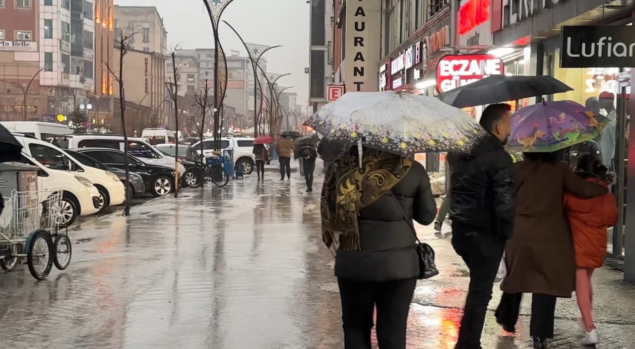 HAKKARİ'NİN YÜKSEKOVA İLÇESİNDE ÖĞLE SAATLERİNDE BAŞLAYAN KUVVETLİ SAĞANAK, GÜNLÜK YAŞAMI OLUMSUZ...