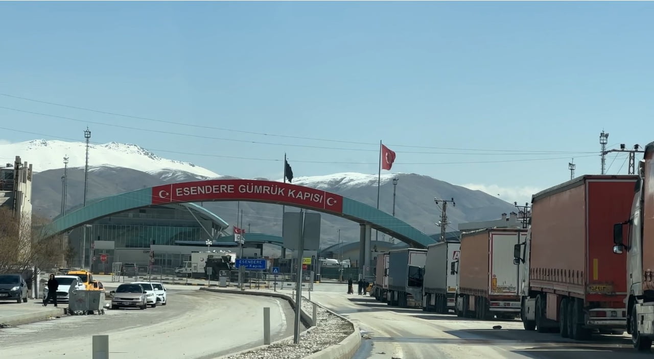 HAKKARİ'NİN YÜKSEKOVA İLÇESİNDEKİ ESENDERE SINIR KAPISI SAKİNLİĞİNİ KORUYOR.