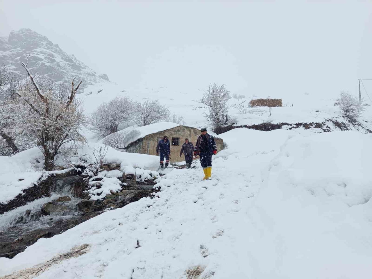 HAKKARİ’DE ETKİLİ OLAN SAĞANAK VE YÜKSEK KESİMLERDE GÖRÜLEN KAR YAĞIŞI, BELEDİYE EKİPLERİNİN...