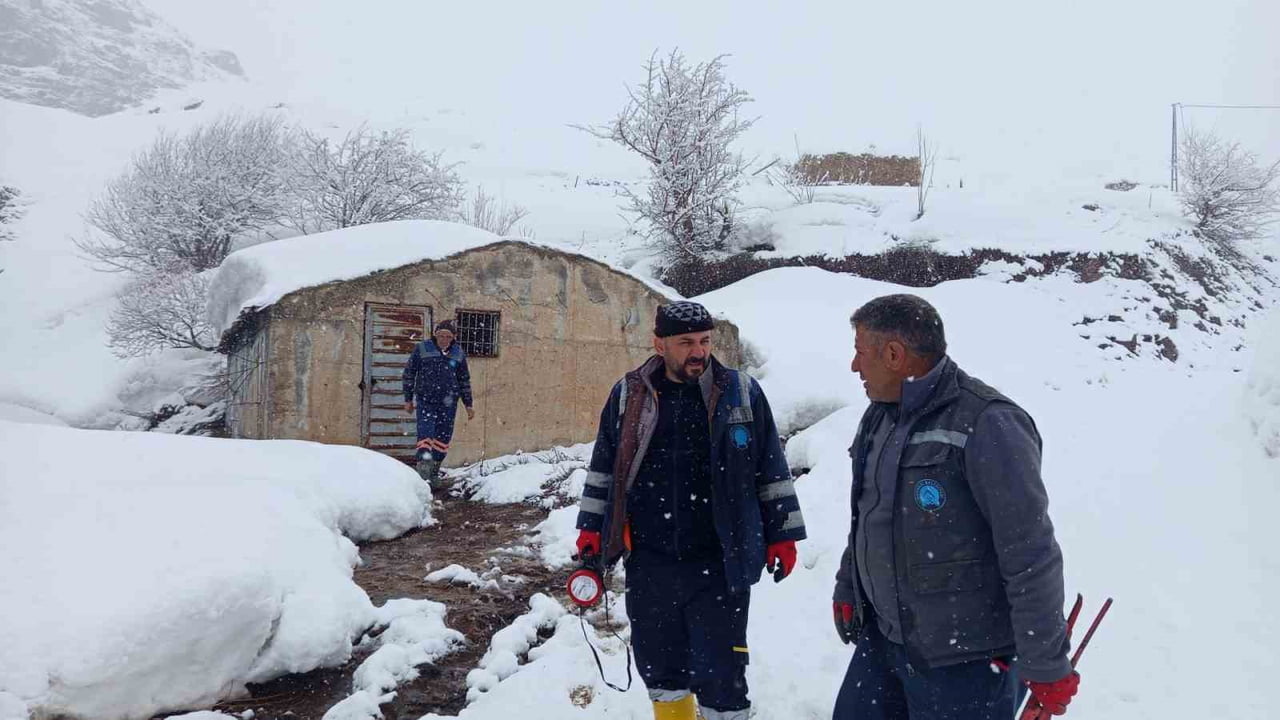 HAKKARİ’DE ETKİLİ OLAN SAĞANAK VE YÜKSEK KESİMLERDE GÖRÜLEN KAR YAĞIŞI, BELEDİYE EKİPLERİNİN...