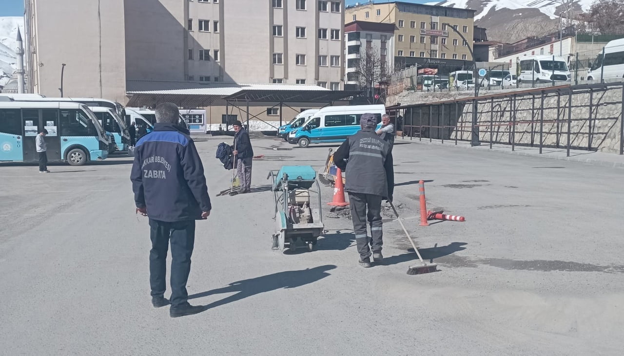 HAKKARİ’DE ETKİLİ OLAN YOĞUN KAR VE SAĞANAK YAĞIŞ SONRASI BİRÇOK MAHALLEDE TOPRAK KAYMALARI...