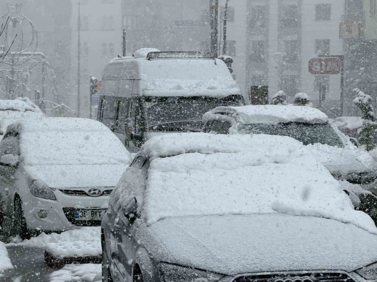 HAKKARİ’DE ETKİLİ OLAN YOĞUN KAR YAĞIŞI NEDENİYLE 60 KÖY VE MEZRA YOLU ULAŞIMA KAPANDI.