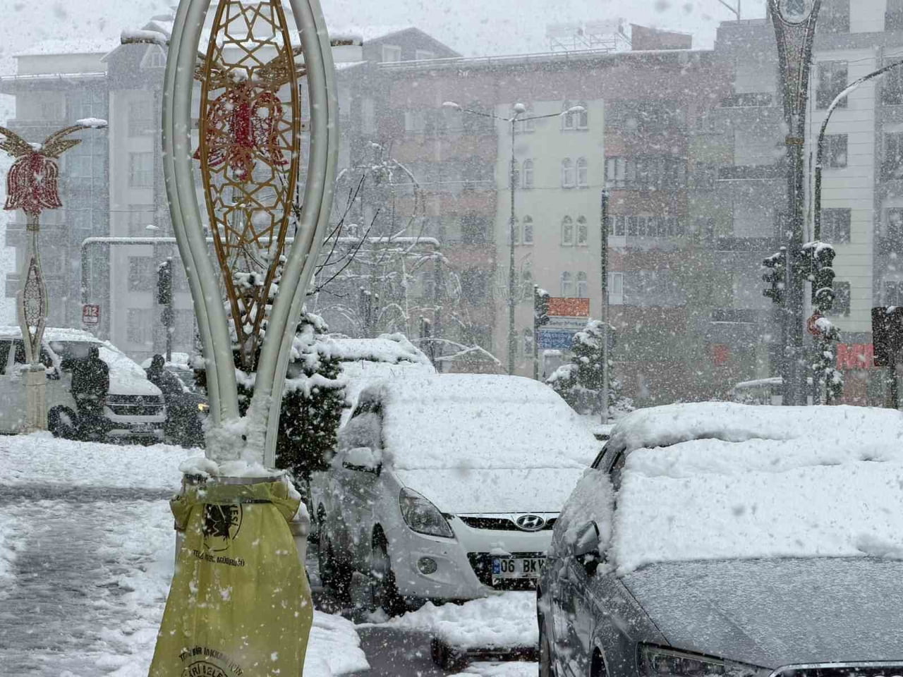 HAKKARİ’DE ETKİLİ OLAN YOĞUN KAR YAĞIŞI NEDENİYLE 60 KÖY VE MEZRA YOLU ULAŞIMA KAPANDI.