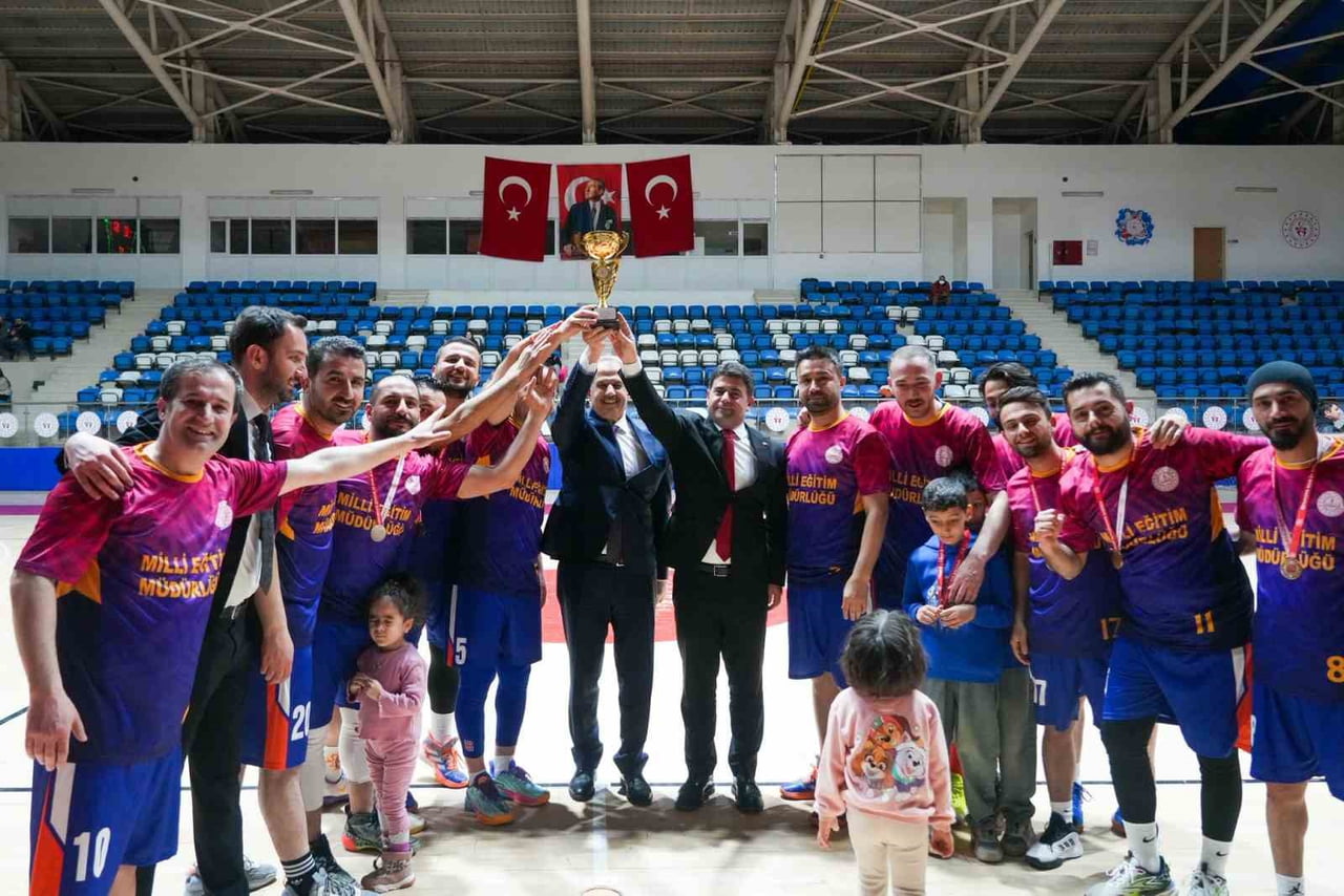 HAKKÂRİ’DE KURUMLAR ARASI DAYANIŞMAYI ARTIRMAK AMACIYLA DÜZENLENEN BASKETBOL TURNUVASI FİNAL...