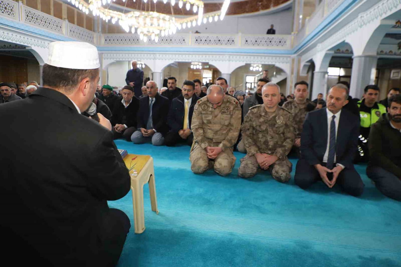 HAKKARİ’DE TÜRK POLİS TEŞKİLATININ KURULUŞUNUN 181. YIL DÖNÜMÜ MÜNASEBETİYLE ŞEHİTLER İÇİN MEVLİT...