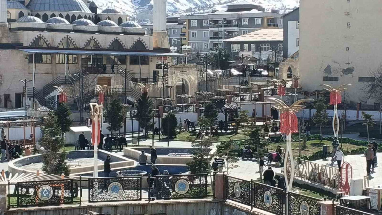 HAKKARİ’DE UZUN SÜREN YAĞIŞLARIN ARDINDAN GÜNEŞİN YÜZÜNÜ GÖSTERMESİYLE BİRLİKTE KENT SAKİNLERİ...