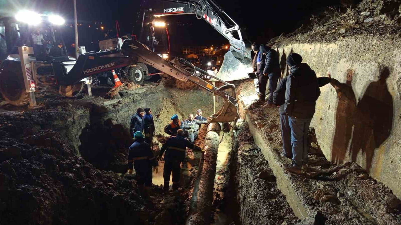 HAKKARİ’DE YAĞIŞLARIN ARDINDAN MEYDANA GELEN TOPRAK KAYMASI NEDENİYLE ZARAR GÖREN İÇME SUYU İSALE...