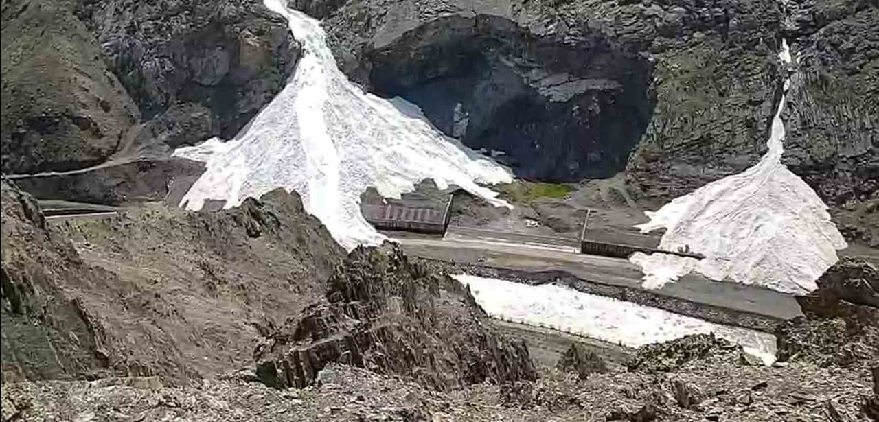 HAKKARİ’DEKİ 3467 RAKIMLI SÜMBÜL DAĞI ZİRVESİNDE MEYDANA GELEN ÇIĞ GÖRÜNTÜSÜ FİLM SAHNELERİNİ...