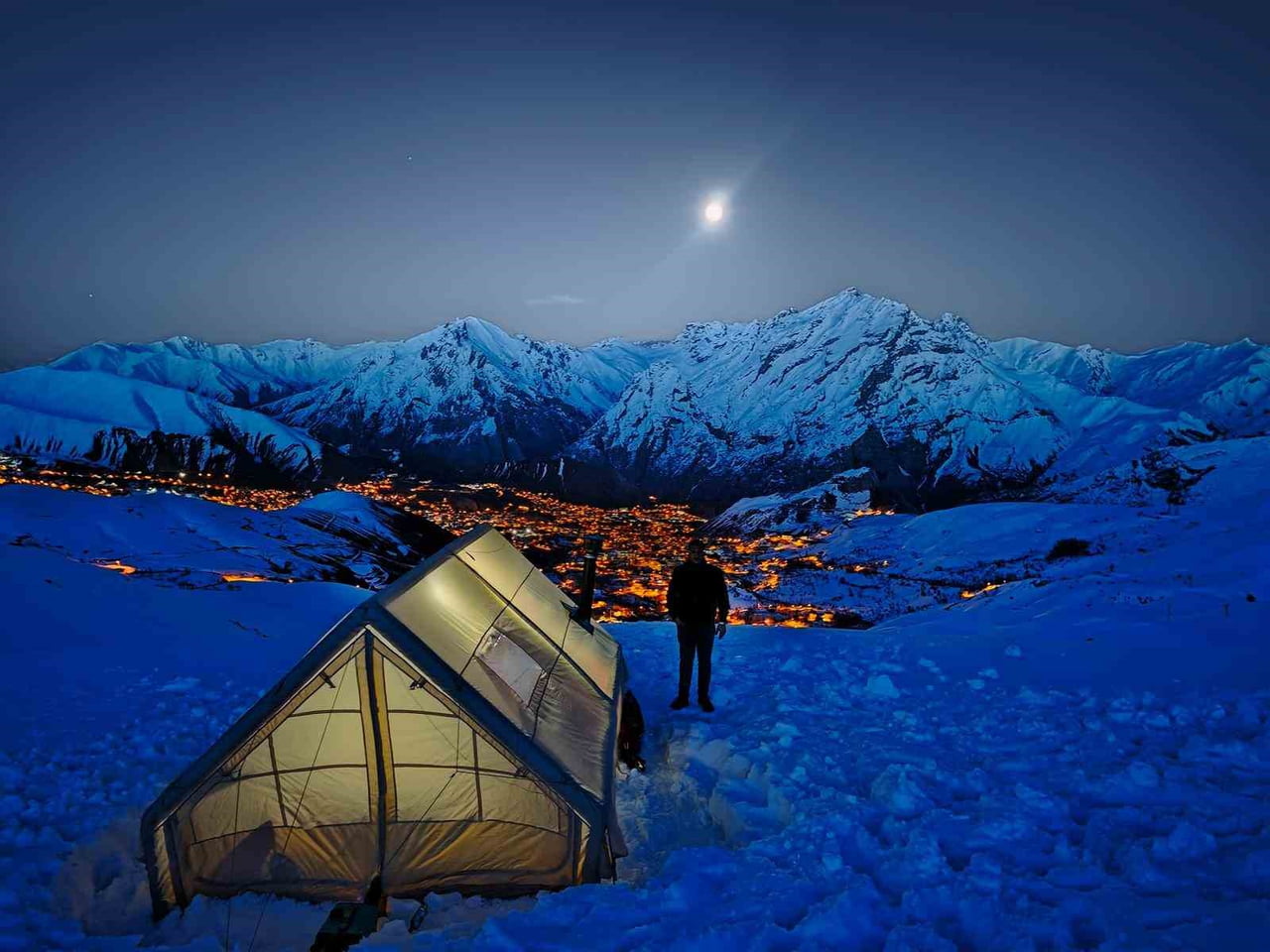 HAKKARİ’DEKİ MERGA BÜTAN YAYLASI’NDA KIŞ VE BAHARIN BİR ARAYA GELDİĞİ NİSAN GECESİNDE, DAĞCILAR VE...