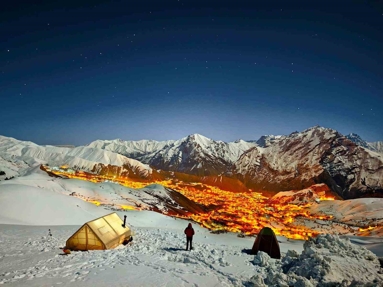 HAKKARİ’DEKİ MERGA BÜTAN YAYLASI’NDA KIŞ VE BAHARIN BİR ARAYA GELDİĞİ NİSAN GECESİNDE, DAĞCILAR VE...