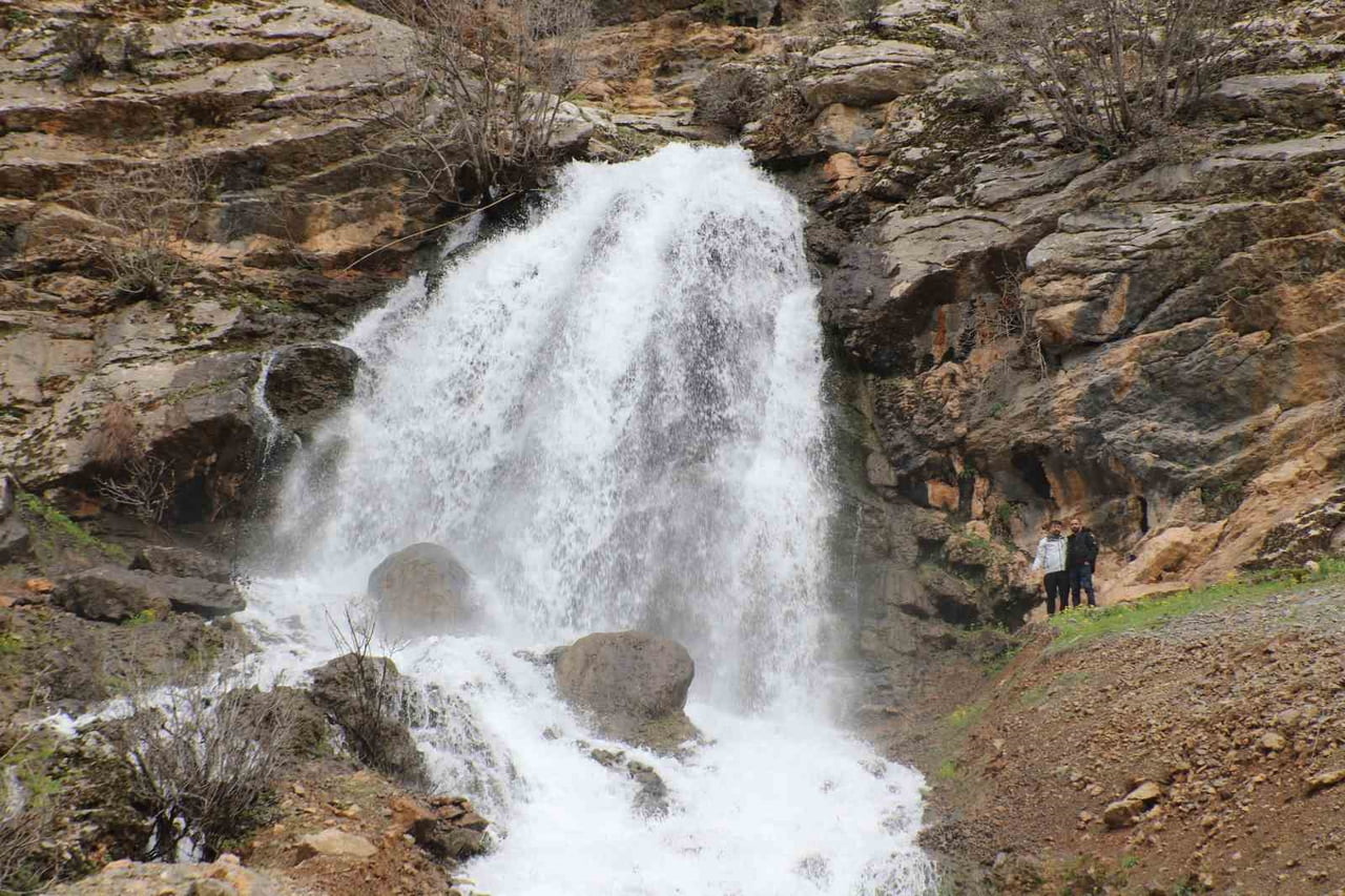 HAKKARİ’NİN ÇUKURCA İLÇESİNDEKİ SABIR DAĞI ETEĞİNDEN ÇIKAN BEYAZ SU ŞELALESİ, GÜRÜL GÜRÜL AKAN...