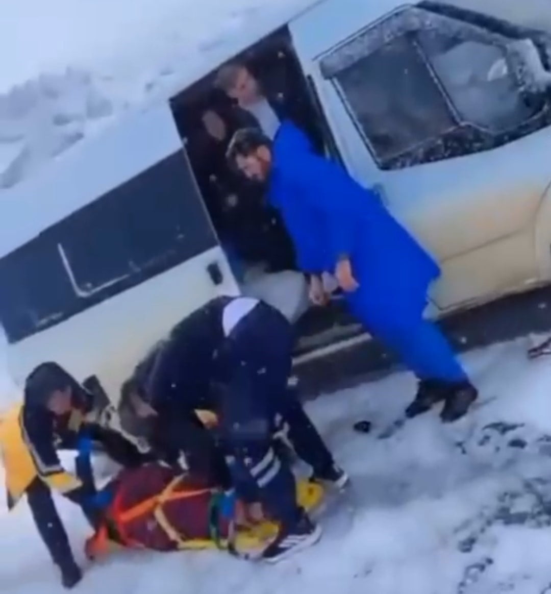 HAKKARİ’NİN DERECİK İLÇESİNDE MİNİBÜSÜN KAZA YAPMASI SONUCU 3 KİŞİ YARALANDI.