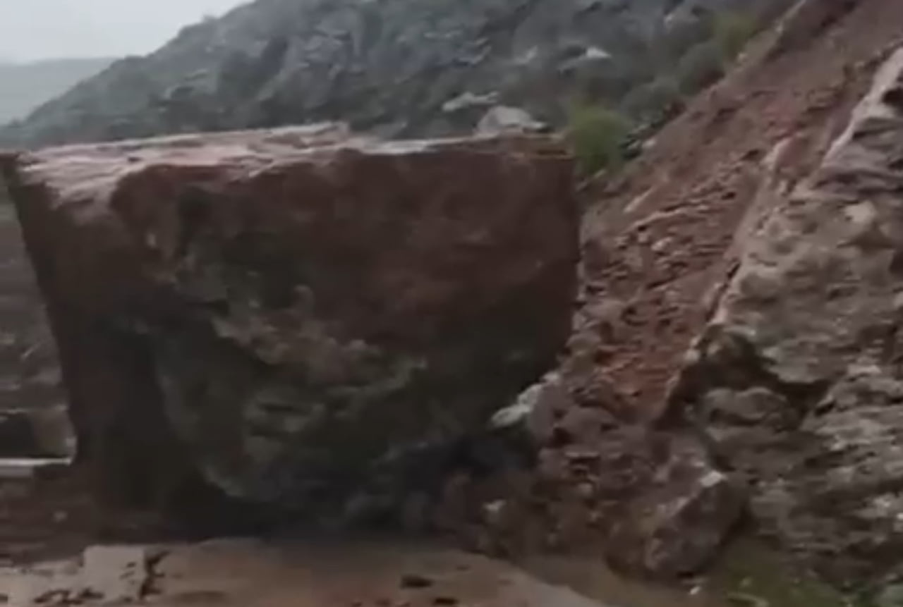 HAKKARİ’NİN ŞEMDİNLİ İLÇESİNDE ETKİLİ OLAN SAĞANAK YAĞIŞLAR SONRASI YAMAÇTAN KOPAN DEV KAYA...