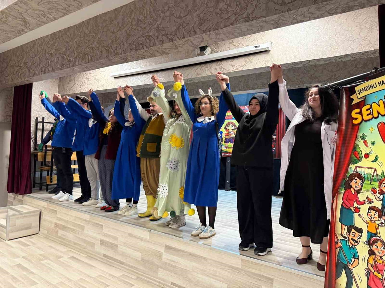 HAKKARİ’NİN ŞEMDİNLİ İLÇESİNDE FAALİYET GÖSTEREN HALK EĞİTİM MERKEZİ TİYATRO TOPLULUĞU, 27 MART...