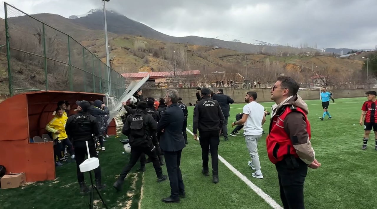 HAKKARİ’NİN ŞEMDİNLİ İLÇESİNDE YÜKSEKOVA SPOR İLE FENERBAHÇE ARASINDA OYNANAN KARŞILAŞMANIN İLK...