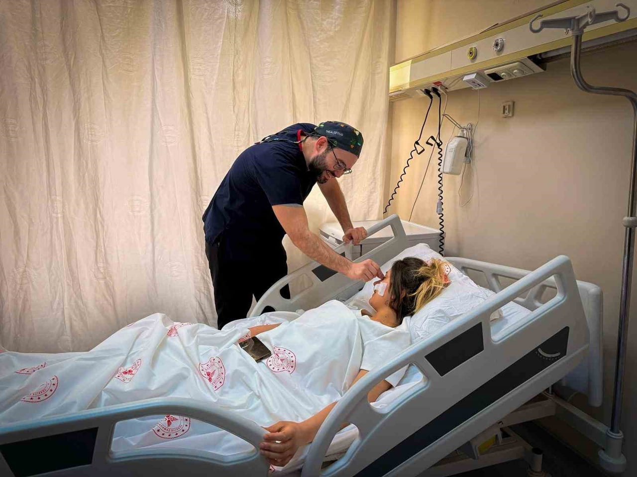 HAKKARİ’NİN YÜKSEKOVA DEVLET HASTANESİ’NDE İLERİ DÜZEY BİR CERRAHİ İŞLEM DAHA BAŞARIYLA...