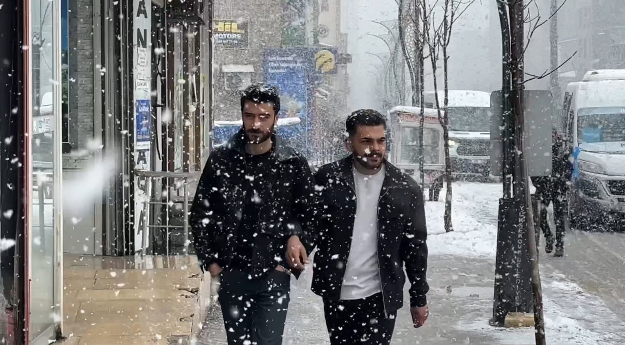 HAKKARİ’NİN YÜKSEKOVA İLÇESİNDE 2 GÜNDÜR DEVAM EDEN YOĞUN KAR YAĞIŞI NEDENİYLE ŞEHİR KIŞ MEVSİMİNİ...