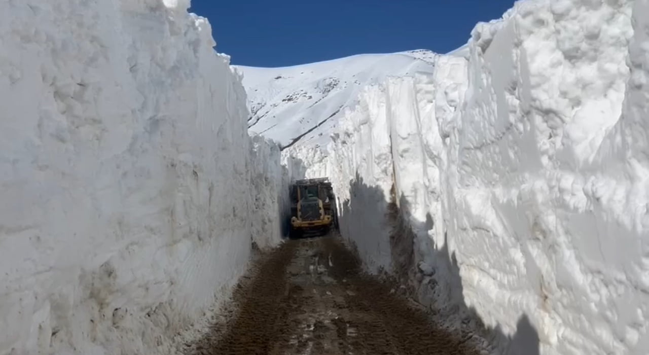 HAKKARİ’NİN YÜKSEKOVA İLÇESİNDE 6 METREYİ AŞAN KARDA YAPILAN ÇALIŞMA SONUCU AÇILAN YOLLAR ADETA...