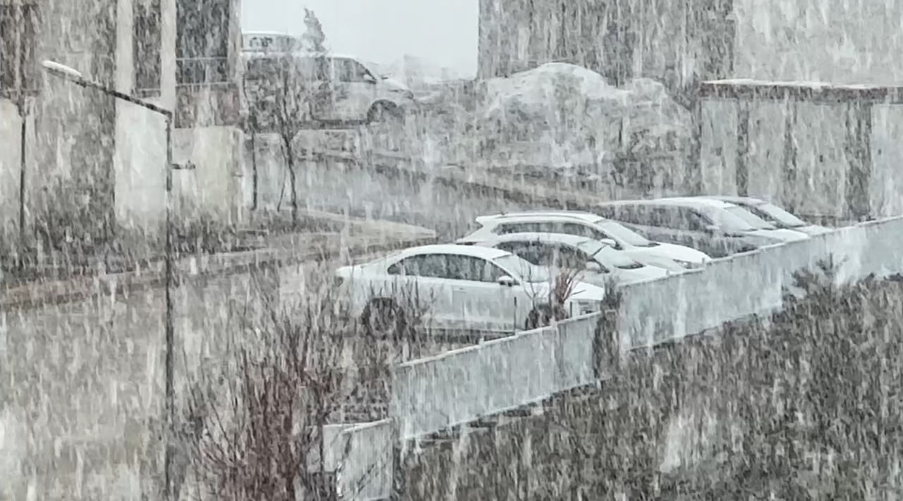 HAKKARİ’NİN YÜKSEKOVA İLÇESİNDE ETKİLİ OLAN YOĞUN KAR YAĞIŞI VE SİS HAYATI OLUMSUZ...