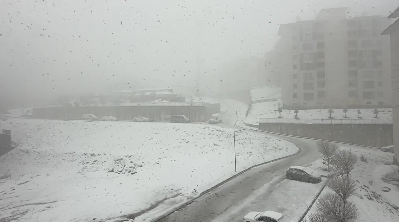 HAKKARİ’NİN YÜKSEKOVA İLÇESİNDE GECE SAATLERİNDE BAŞLAYAN VE SABAH ETKİSİNİ ARTIRAN YOĞUN KAR...