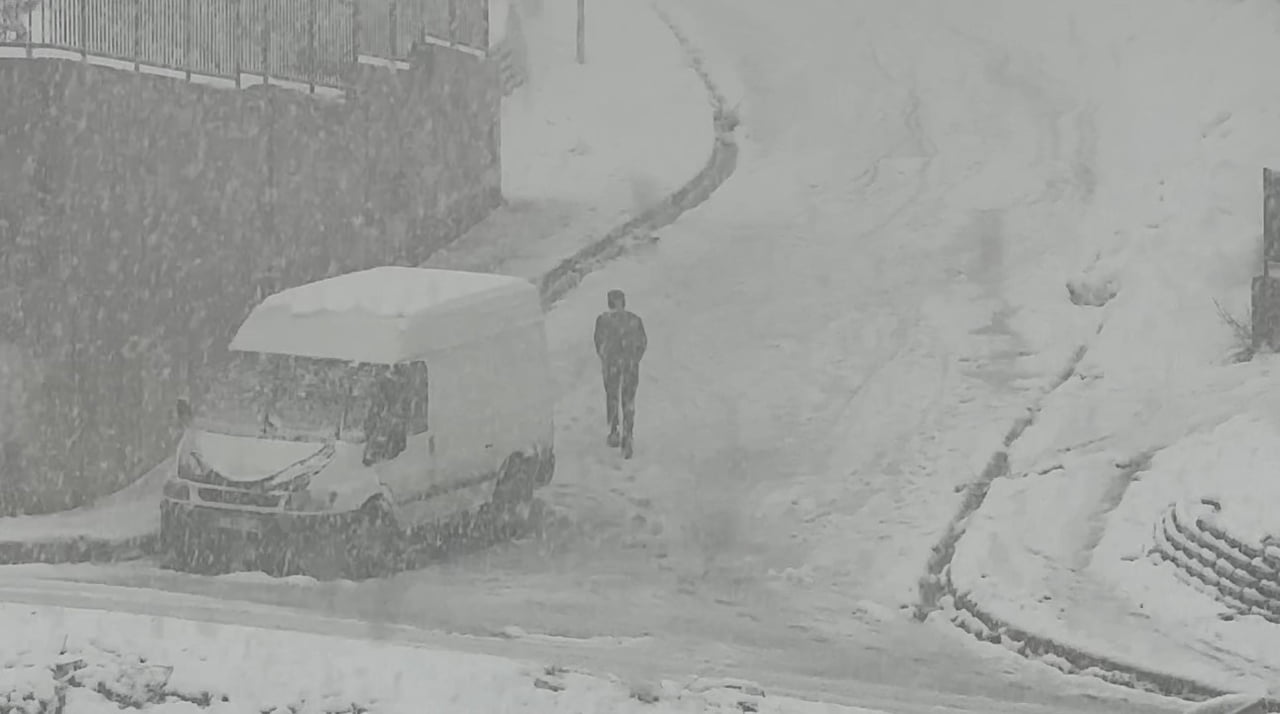 HAKKARİ’NİN YÜKSEKOVA İLÇESİNDE GECE SAATLERİNDE BAŞLAYAN VE SABAH ETKİSİNİ ARTIRAN YOĞUN KAR...