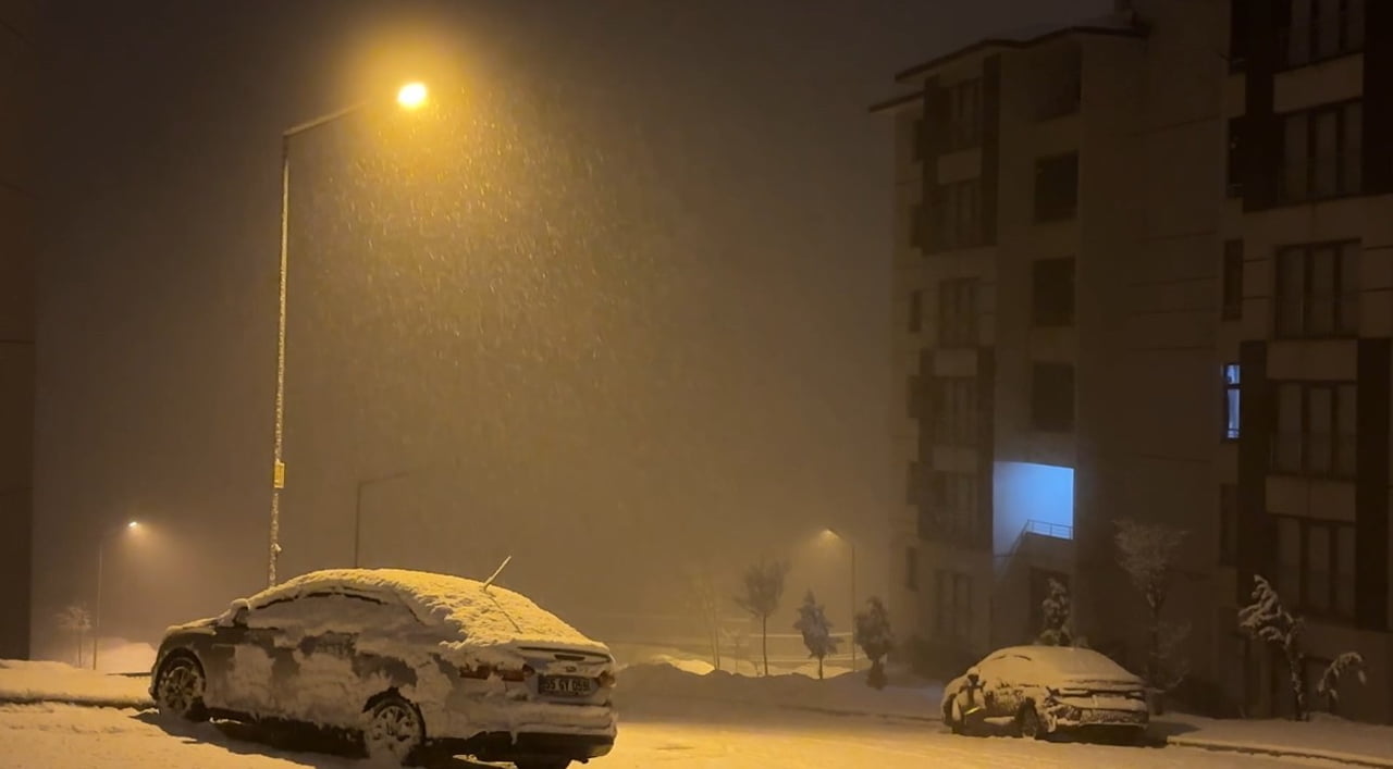 HAKKARİ’NİN YÜKSEKOVA İLÇESİNDE GECE SAATLERİNDE ETKİLİ OLAN YOĞUN KAR YAĞIŞI, İLÇEYİ YENİDEN...