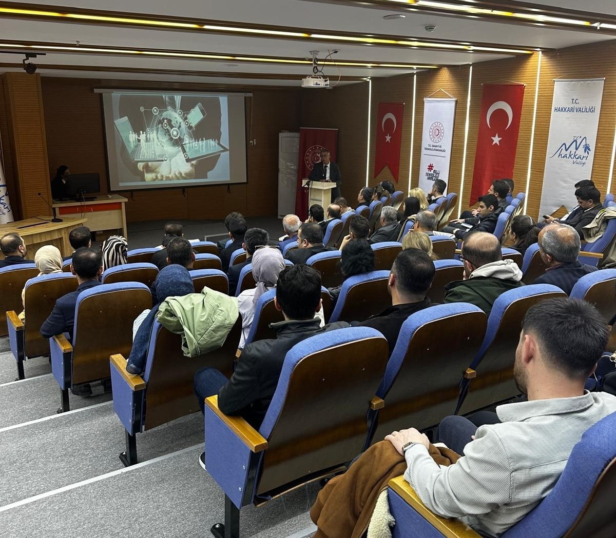 HAKKARİ SANAYİ VE TEKNOLOJİ İL MÜDÜRLÜĞÜ TARAFINDAN DÜZENLENEN “YENİ NESİL İLETİŞİM ARAÇLARI VE...