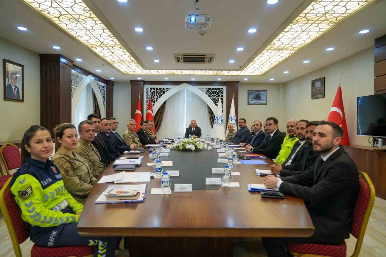 HAKKÂRİ VALİSİ İBRAHİM TAŞYAPAN BAŞKANLIĞINDA; İL EMNİYET MÜDÜRÜ ATTİLA AYATA, İL JANDARMA KOMUTAN...