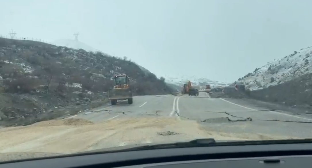 HAKKARİ-VAN KARA YOLUNUN AKÇALI KÖYÜ MEVKİİNDE ETKİLİ OLAN SAĞANAK YAĞIŞLARIN ARDINDAN YOLDA ÇÖKME...