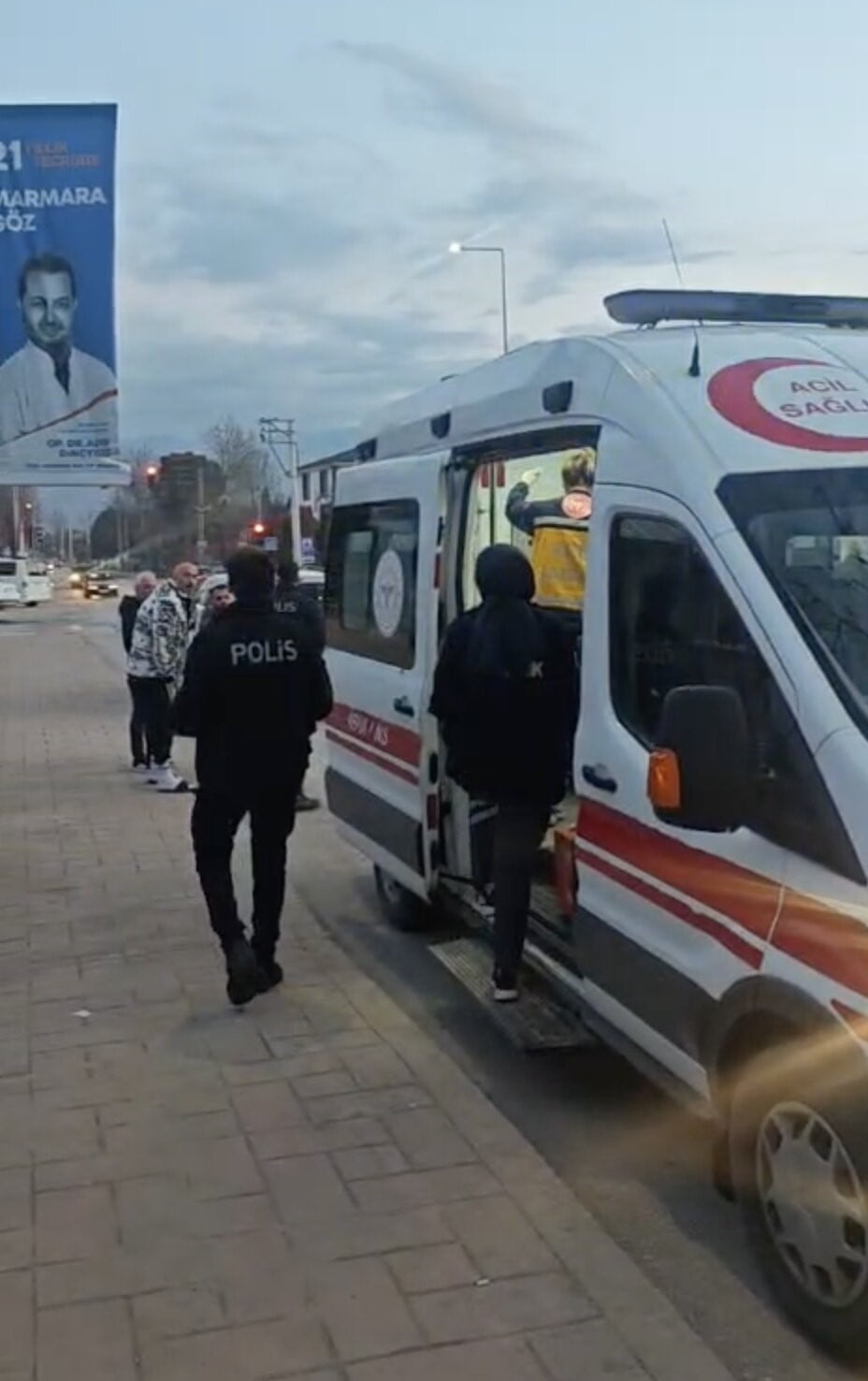 HAMİLE KADIN, İLKOKUL BAHÇESİNE SIĞINARAK VATANDAŞLARDAN YARDIM İSTEDİ. OLAYIN ARDINDAN POLİS...