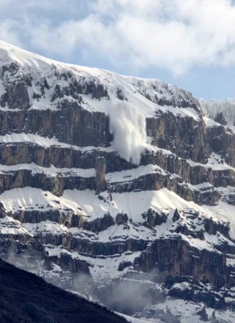 HANKE DAĞLARINDAN KOPAN DEV KAR KÜTLELERİ, ADETA ŞELALEYİ ANDIRAN GÖRÜNTÜLER OLUŞTURDU.