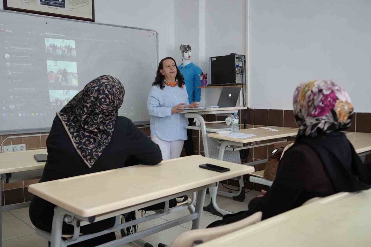 HASTA VE YAŞLI ÖZ BAKIMINA DESTEK ELEMANI KURSU, MESLEK EDİNMEK İSTEYENLERE İŞ İMKANI SUNUYOR