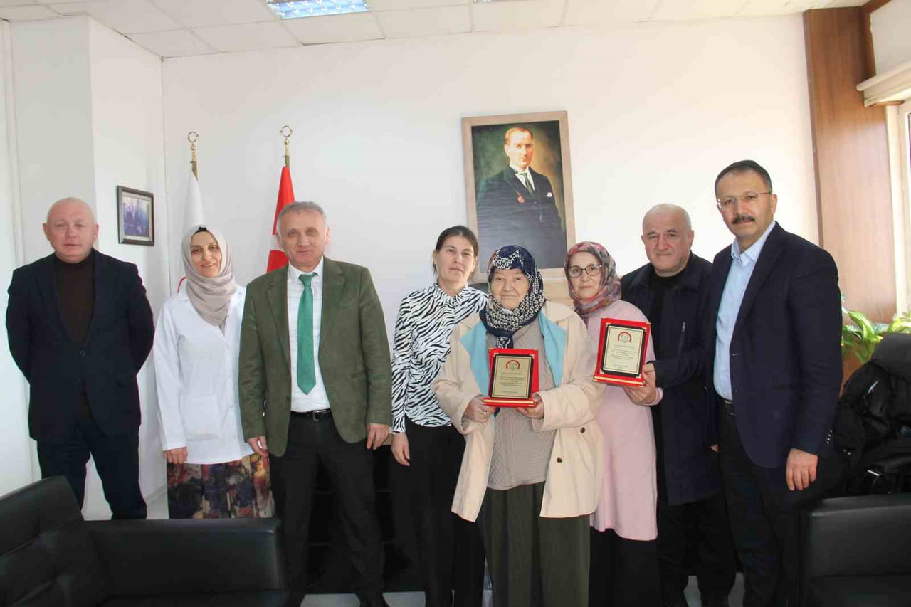 HASTANE BAŞHEKİMLİĞİNDE DÜZENLENEN TÖRENDE, HAYIRSEVER ANNE VE OĞLUNA KATKILARINDAN DOLAYI...