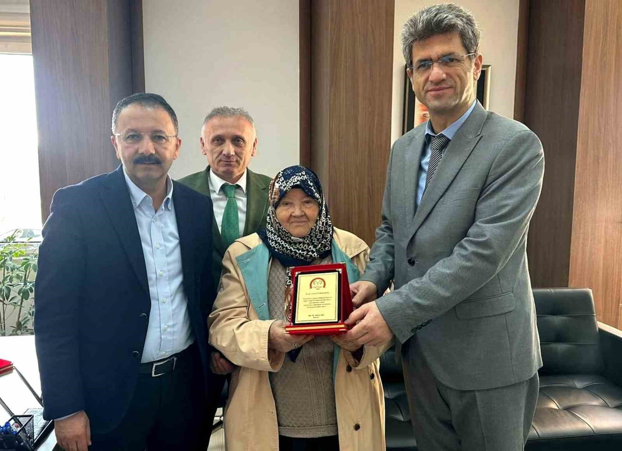 HASTANE BAŞHEKİMLİĞİNDE DÜZENLENEN TÖRENDE, HAYIRSEVER SAADET KARASAKAL'A PLAKETİNİ KAYMAKAM...