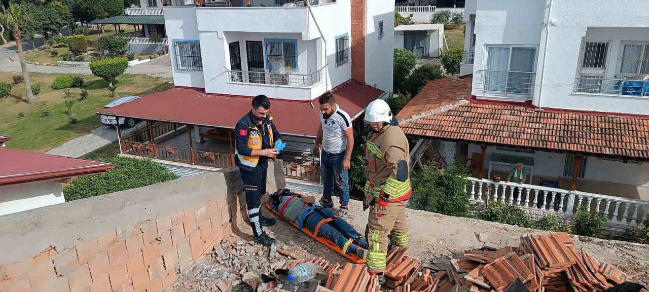 HATAY'DA ÇATIDA ÇALIŞIRKEN ÜZERİNE SU DEPOSU DEVRİLEREK YARALANAN İŞÇİ, İTFAİYE MERDİVENİYLE...