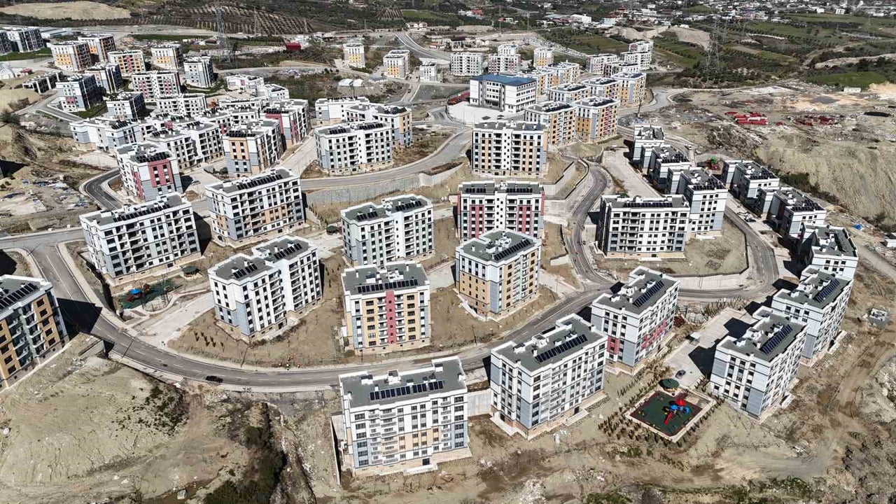 HATAY'DA DEPREMİN YAŞANDIĞI 2023 YILINDA KİRA FİYATLARINDA YÜZDE YÜZ ORANINDA ARTIŞ YAŞANIRKEN...