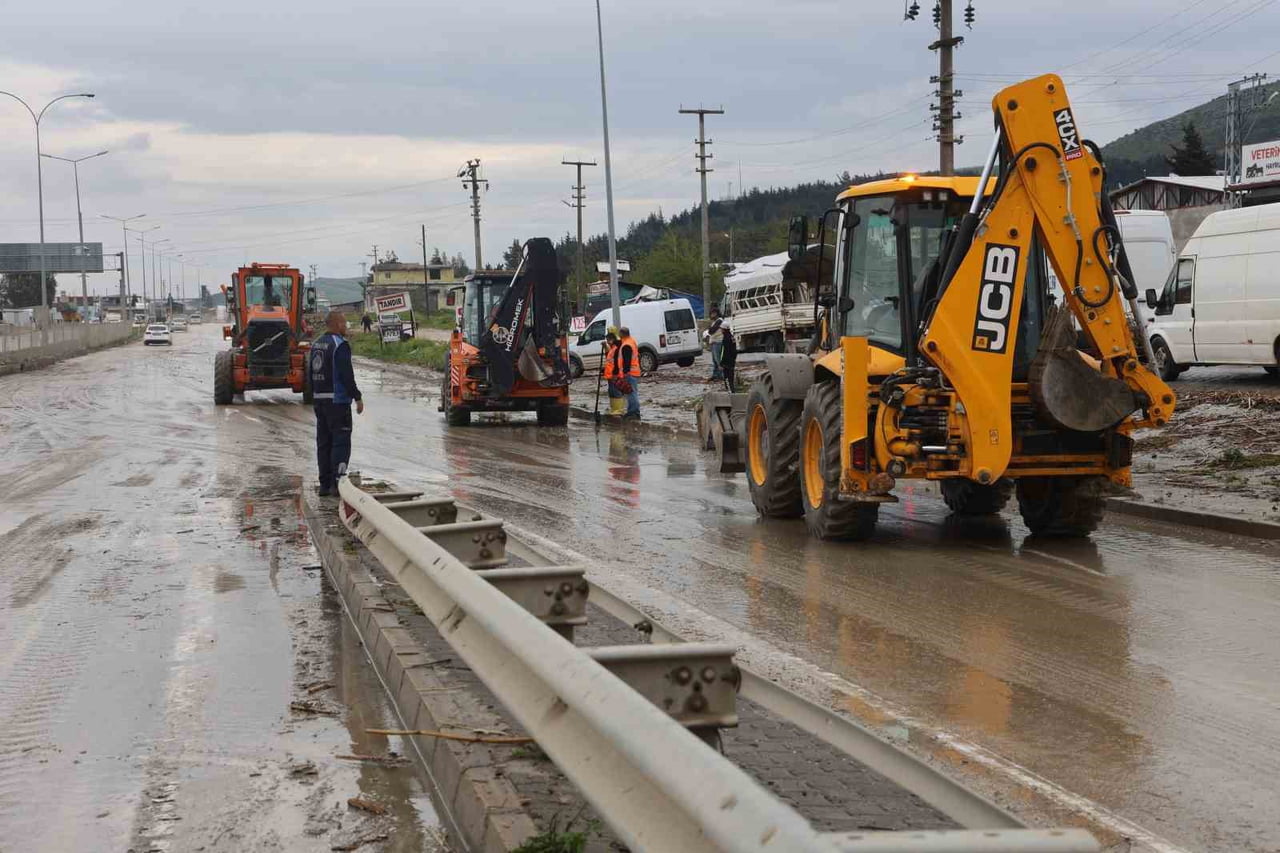 HATAY'DA ETKİLİ OLAN ŞİDDETLİ YAĞIŞLA BİRLİKTE ULAŞIMA KAPANAN ANTAKYA-REYHANLI YOLU TEMİZLİK VE...