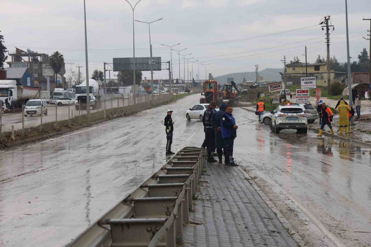 HATAY'DA ETKİLİ OLAN ŞİDDETLİ YAĞIŞLA BİRLİKTE ULAŞIMA KAPANAN ANTAKYA-REYHANLI YOLU TEMİZLİK VE...