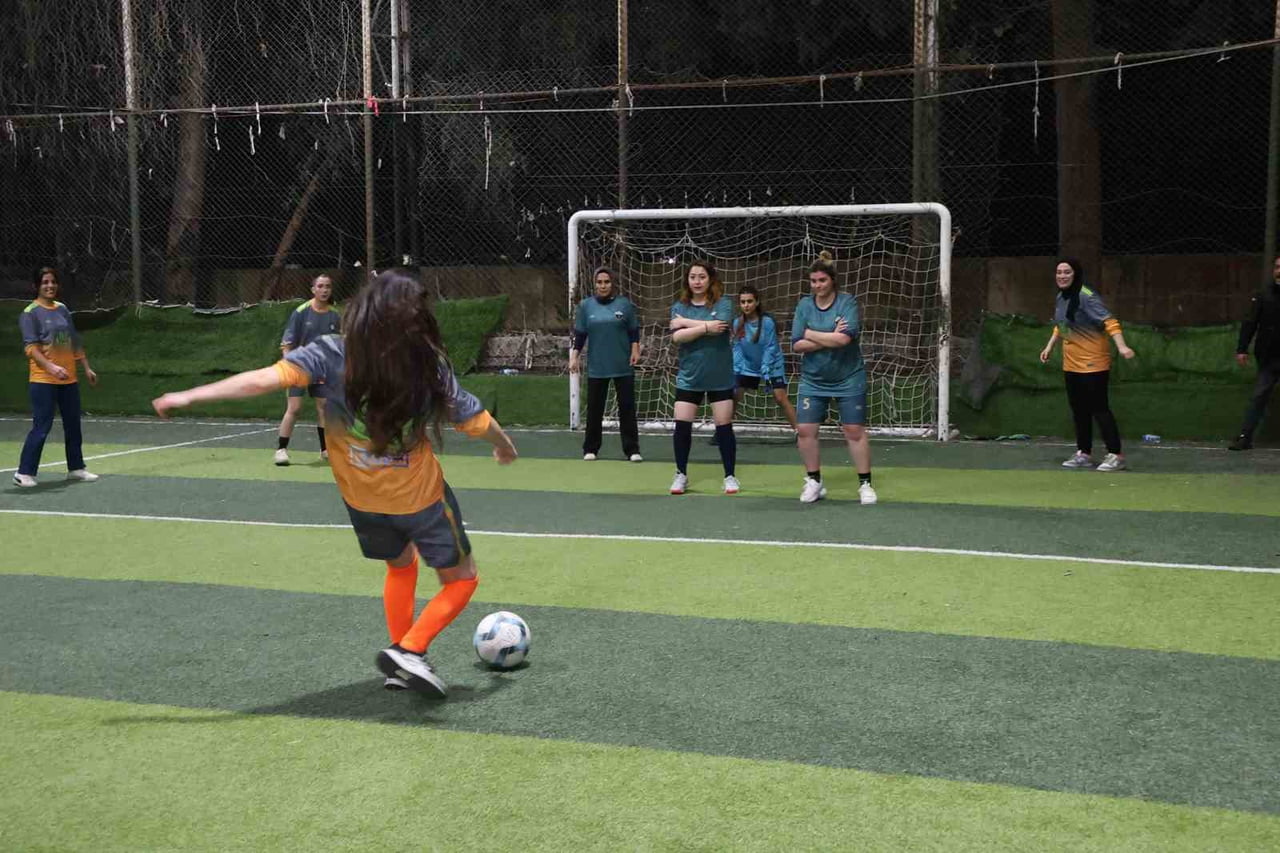 HATAY'DA HALI SAHADA FUTBOL MAÇI YAPAN KADINLAR, SAHADAKİ MÜCADELELERİYLE ERKEKLERE TAŞ...