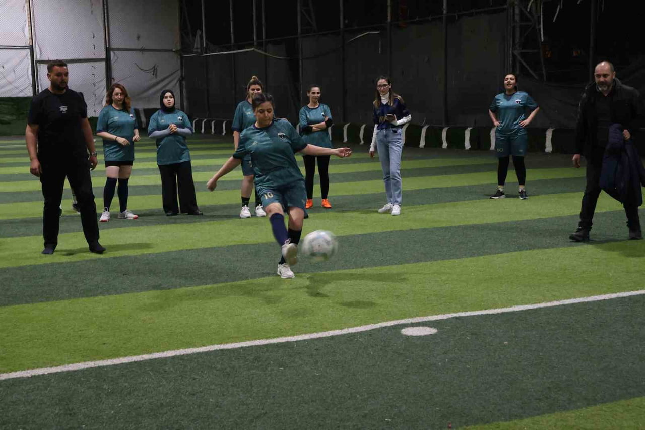 HATAY'DA HALI SAHADA FUTBOL MAÇI YAPAN KADINLAR, SAHADAKİ MÜCADELELERİYLE ERKEKLERE TAŞ...