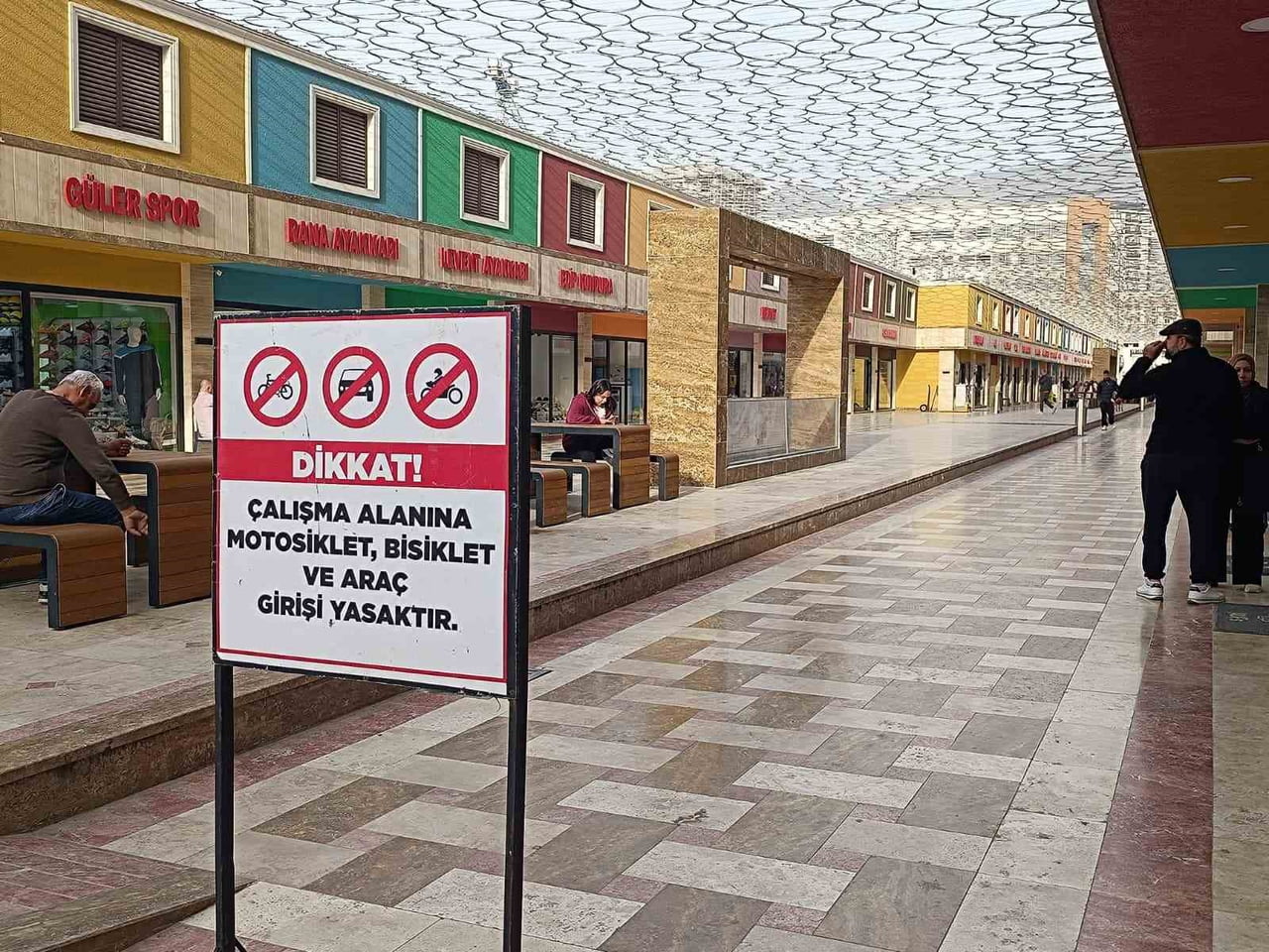 HATAY'DA TRAFİĞE KAPALI ÇARŞI İÇERİSİNE OTOMOBİLİYLE GİREN ŞAHSIN ÇEKTİĞİ 7 SANİYELİK VİDEO...