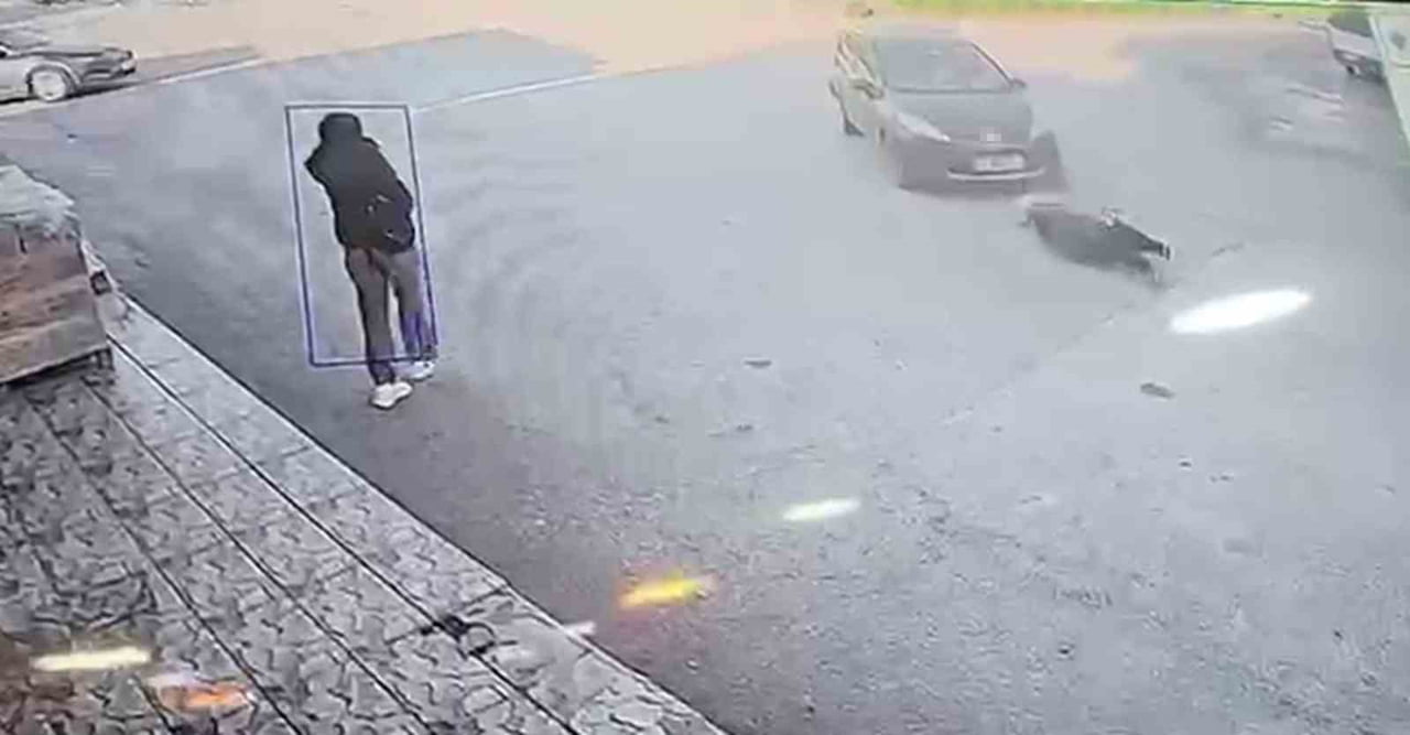 HATAY'DA YOLUN KARŞISINA GEÇMEYE ÇALIŞIRKEN OTOMOBİLİN ÇARPTIĞI KADIN YARALANDI. KAZA ANI KAMERAYA...