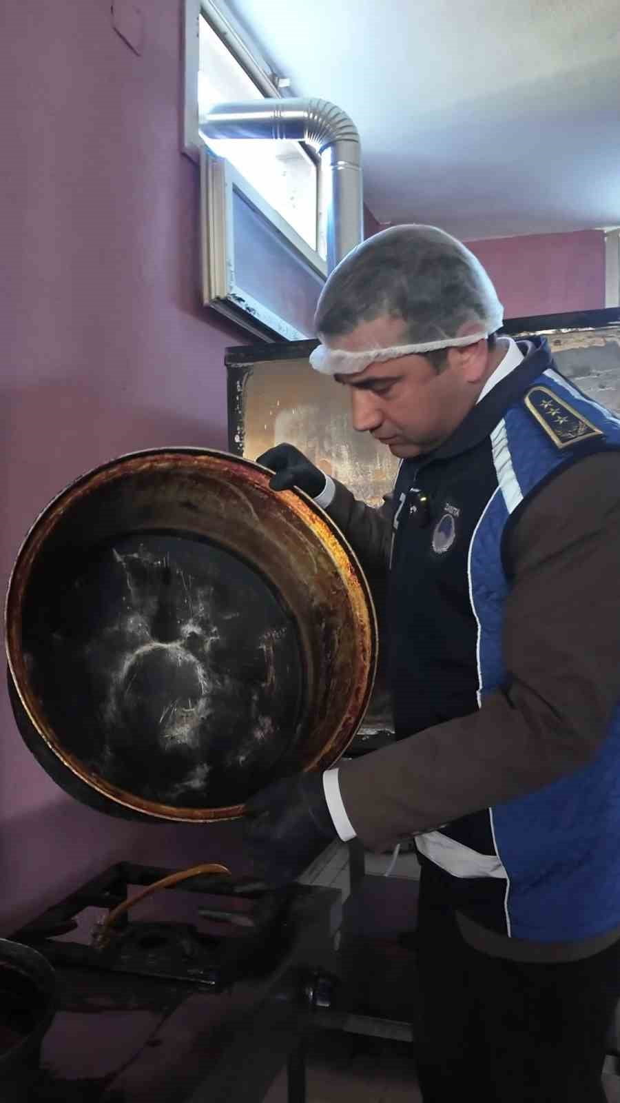 HATAY'DA ZABITA EKİPLERİ TARAFINDAN YEMEK ÜRETİM FİRMALARINA YÖNELİK GERÇEKLEŞTİRİLEN OPERASYONDA...