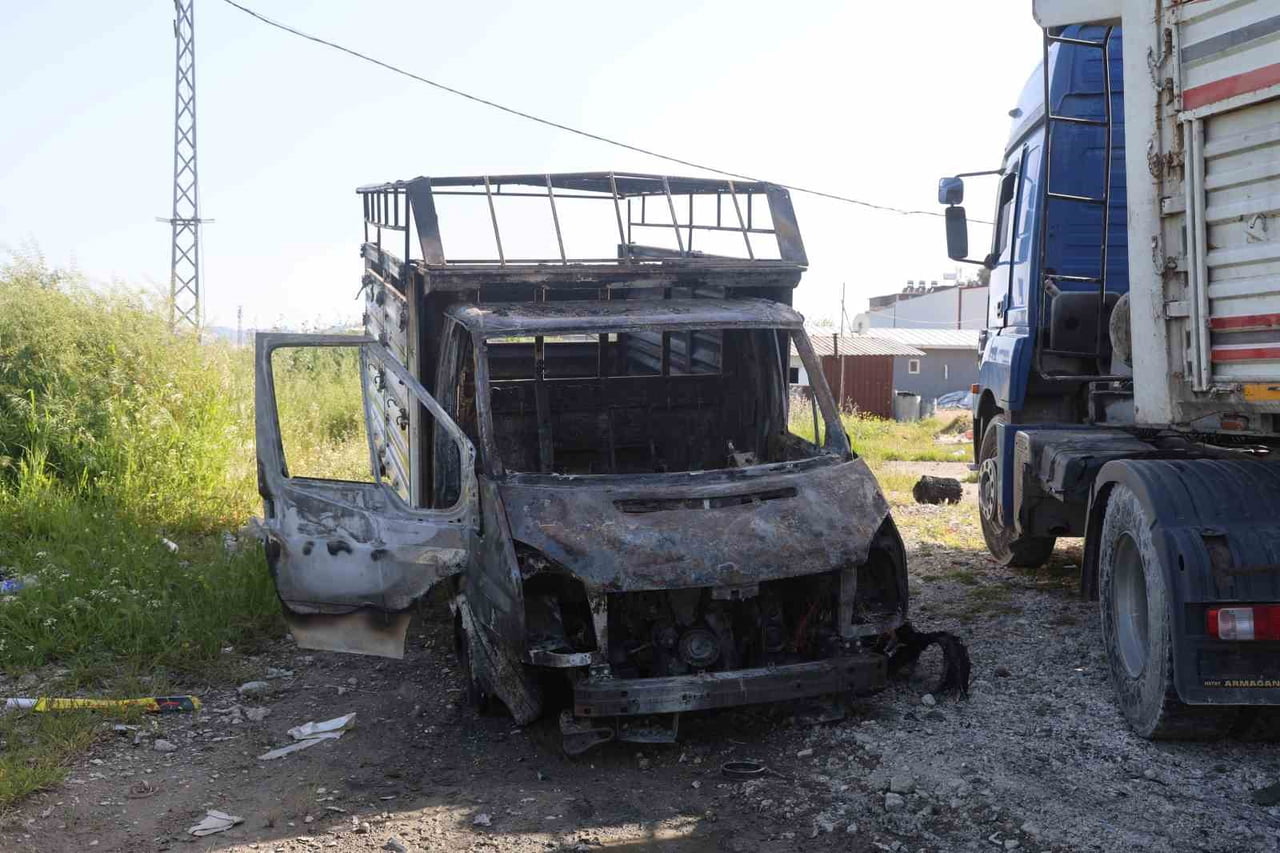 HATAY'IN ANTAKYA İLÇESİNDE ALEVLERE TESLİM OLAN İŞ YERİNDE MADDİ HASAR OLUŞURKEN İÇERİDE KALAN...