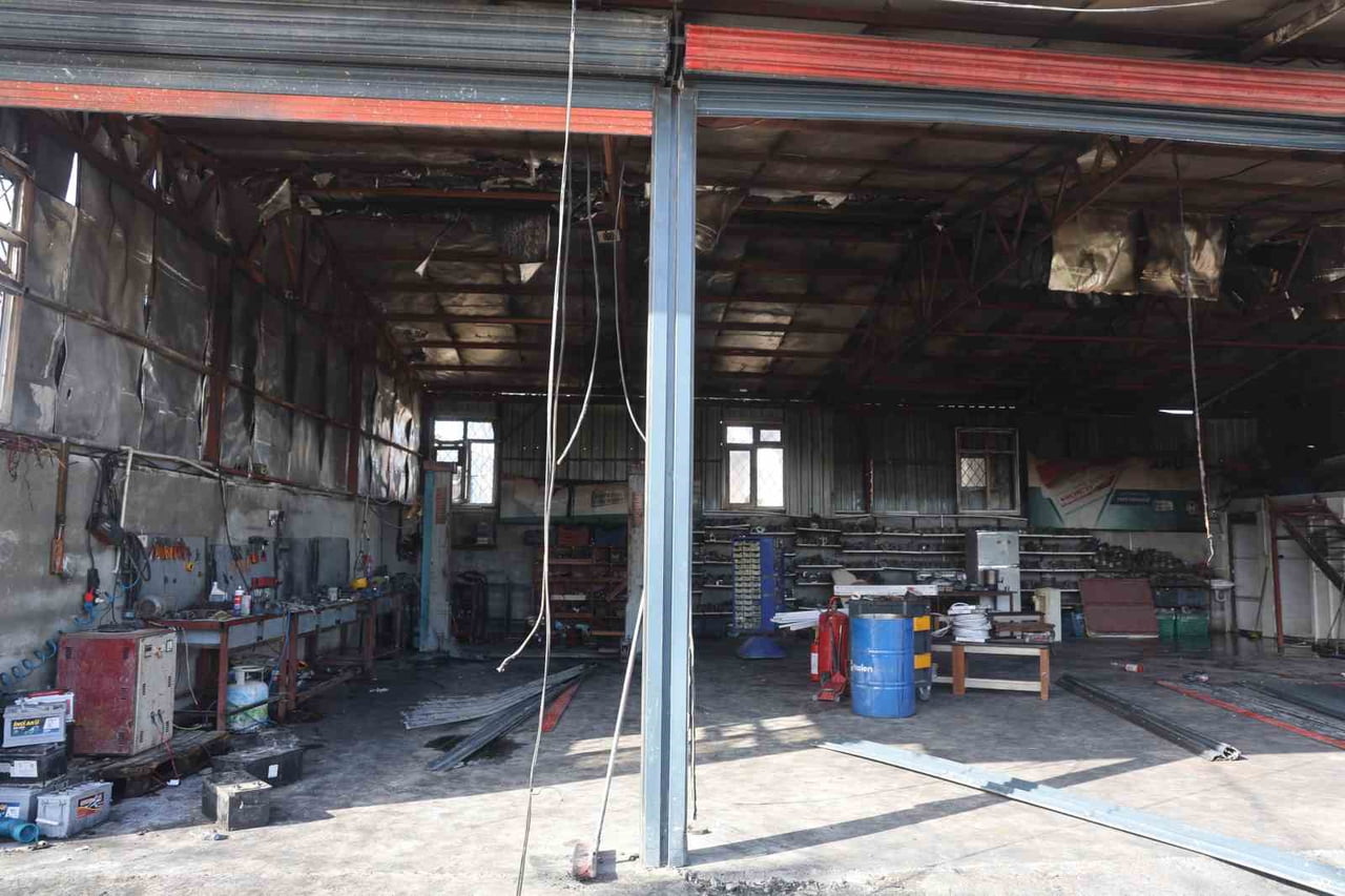 HATAY'IN ANTAKYA İLÇESİNDE ALEVLERE TESLİM OLAN İŞ YERİNDE MADDİ HASAR OLUŞURKEN İÇERİDE KALAN...